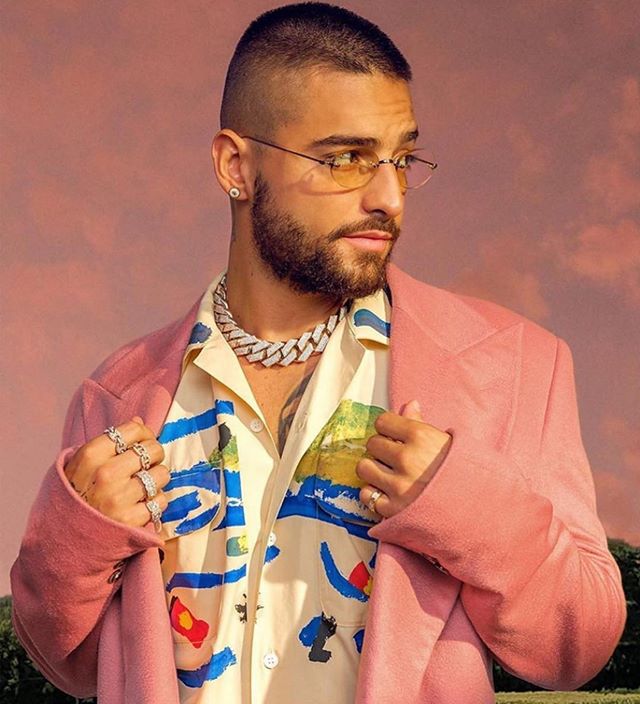 Artist wearing the Grove Sunglasses in a rose blazer